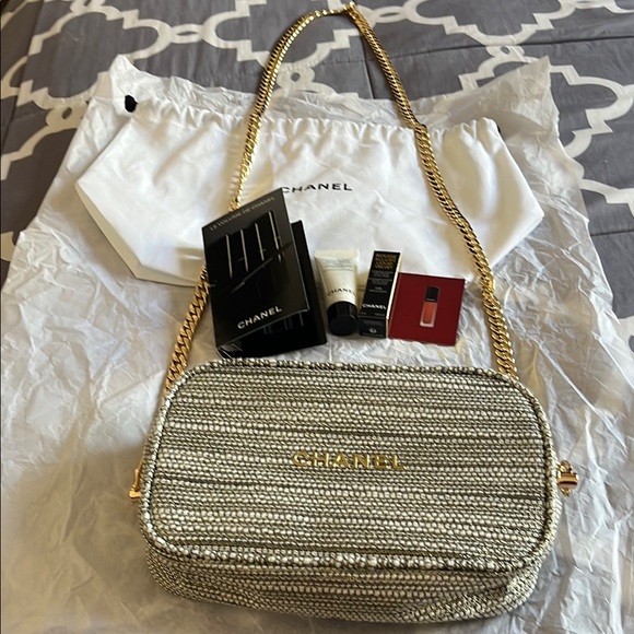 Chanel Beige Woven Shoulder Bag, Unbranded Chain Dust Bag and Makeup Bundle NWT - Picture 2 of 15